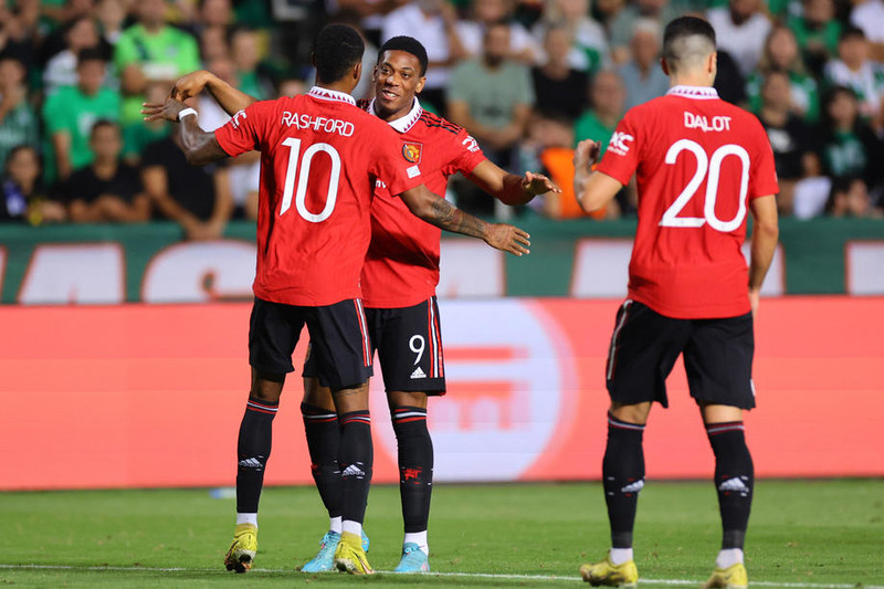 Martial og Rashford faðmast.