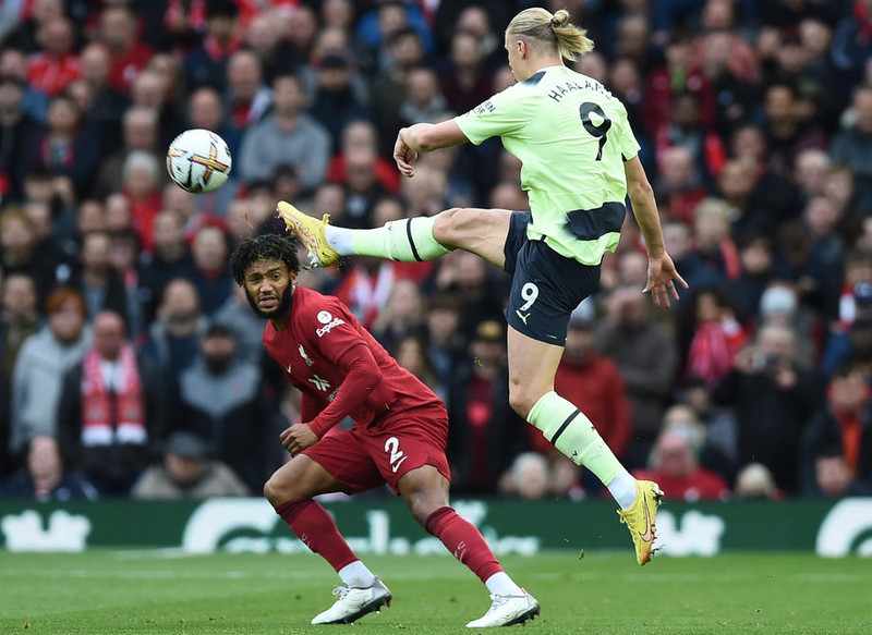 Joe Gomez í baráttunni við Erling Braut Haaland í leiknum