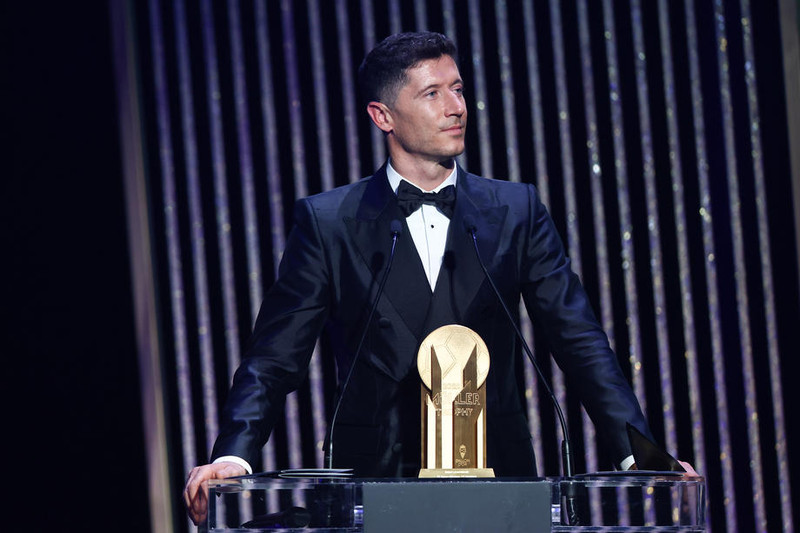 Lewandowski með verðlaunin.