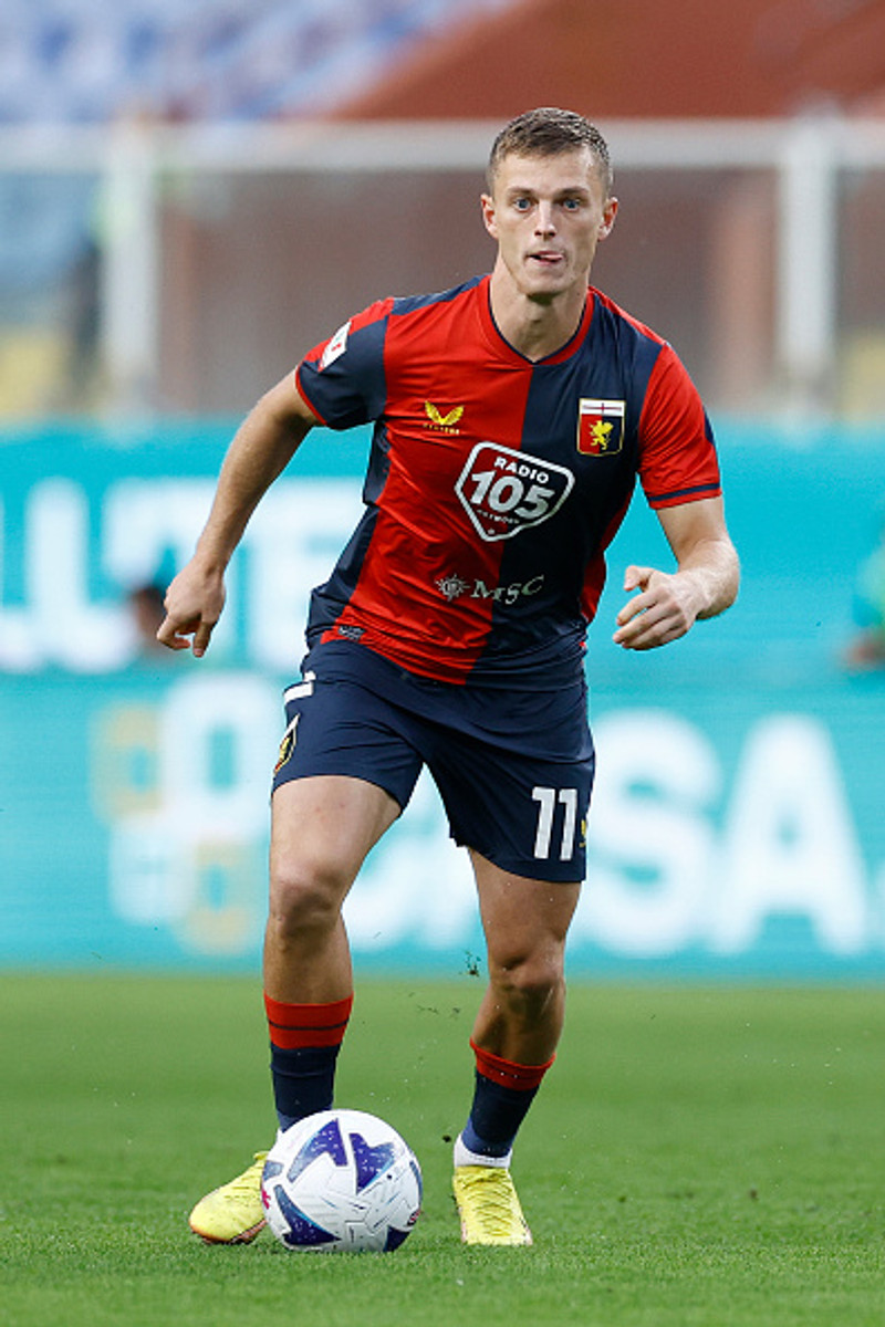 Albert er leikmaður Genoa á Ítalíu.