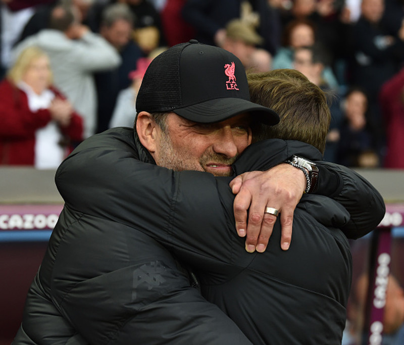 Klopp og Gerrard faðmast.