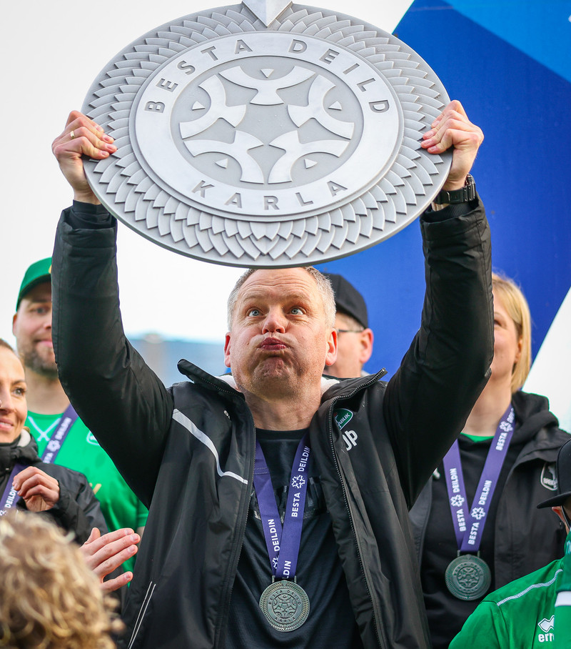 Óskar Hrafn með skjöldinn eftir leikinn í dag.