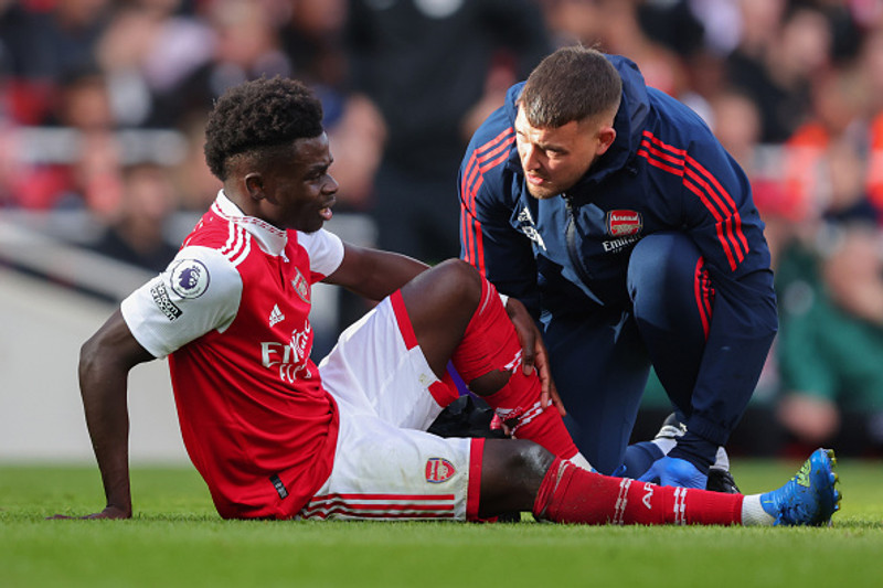 Bukayo Saka meiddist á hné.