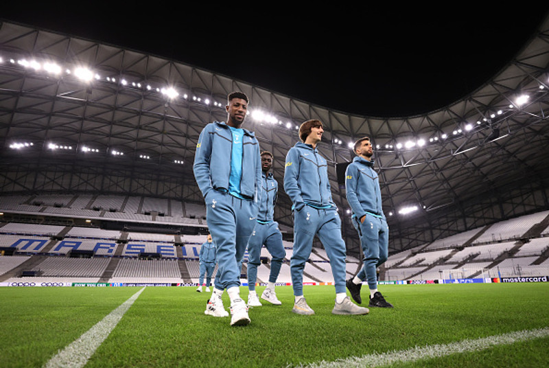 Leikmenn Tottenham á vellinum í Marseille.