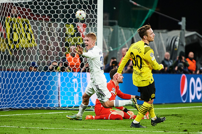 Hákon fagnar marki gegn Borussia Dortmund í Meistaradeildinni.