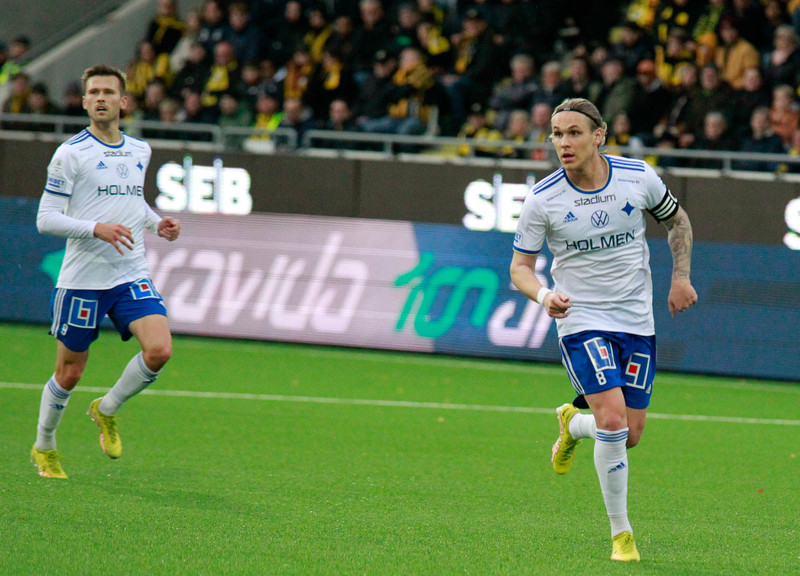 Arnór Sigurðsson með fyrirliðabandið, svo er nafni hans og liðsfélagi Arnór Ingvi Traustason einnig á myndinni.