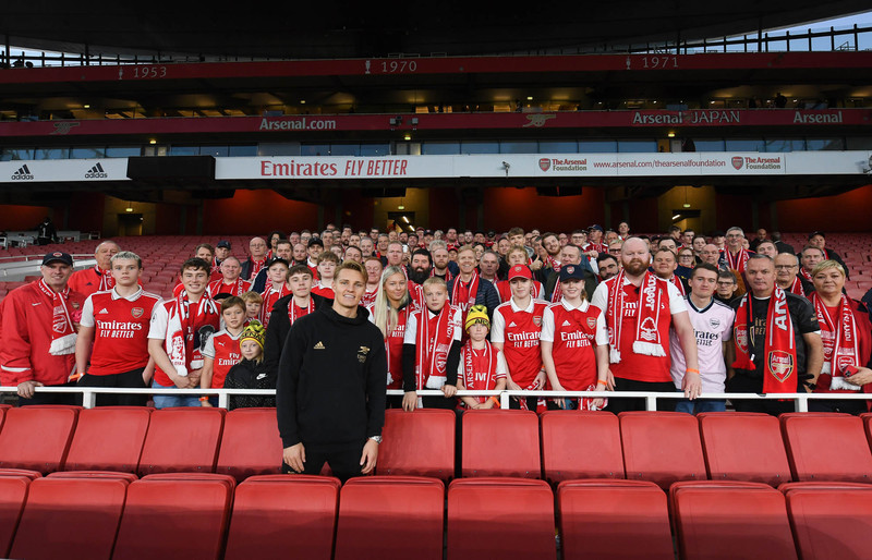 Hópurinn ásamt Martin Odegaard.
