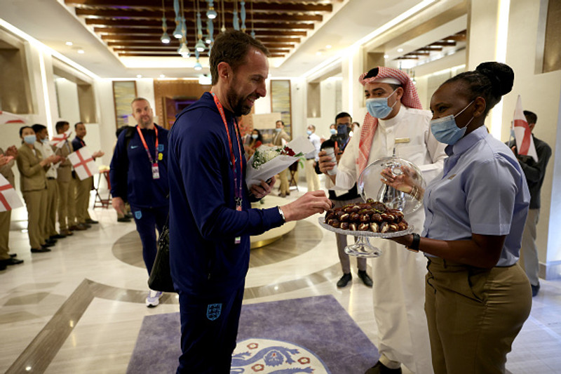 Gareth Southgate fær sér sætindi.