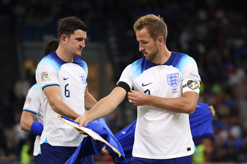 Harry Kane með 'OneLove' bandið. FIFA hefur bannað honum að vera með það í dag.