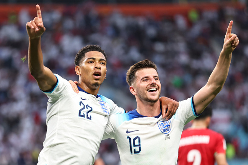 Bellingham fagnar marki sínu með Mason Mount.