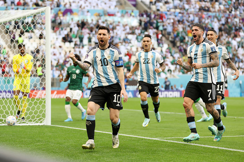 Lionel Messi fagnar marki sínu,
