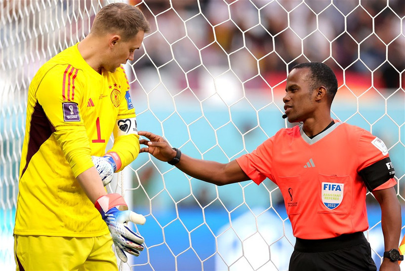 Zachari Zeegelaar skoðar fyrirliðabandið hjá Manuel Neuer.