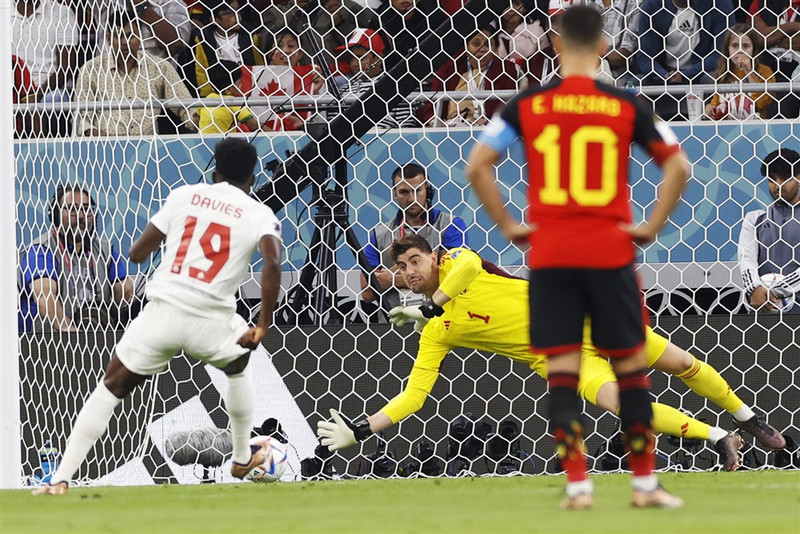 Thibaut Courtois ver spyrnuna frá Davies
