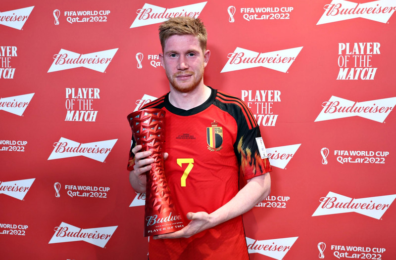 Kevin de Bruyne með bikarinn