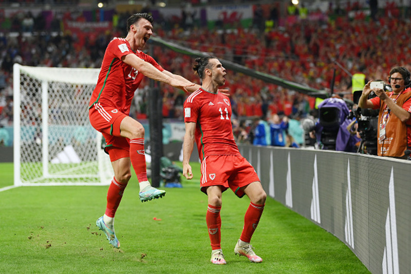 Kiefer Moore og Gareth Bale fagna marki í síðasta leik.