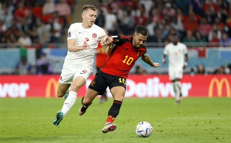 Johnston í baráttunni við Eden Hazard á miðvikudag.