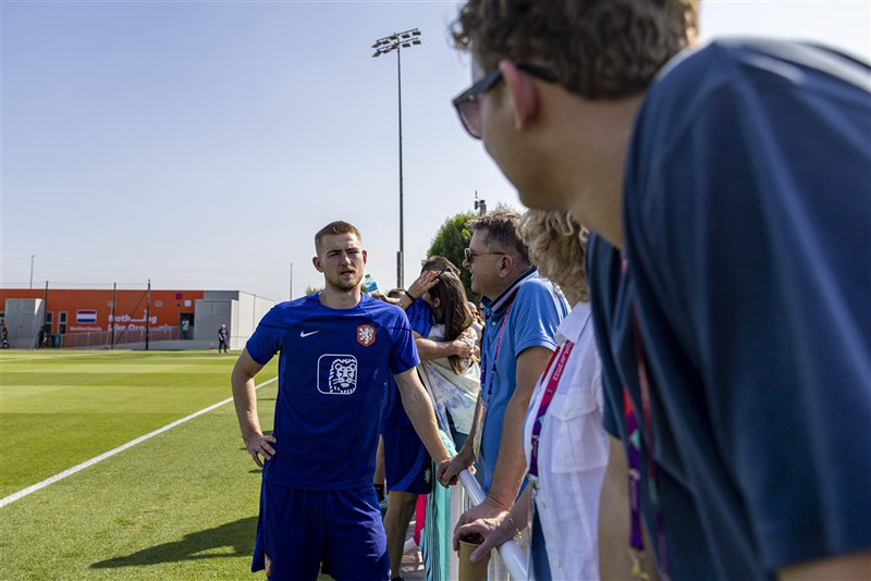 De Ligt tekur sér sæti á bekknum.