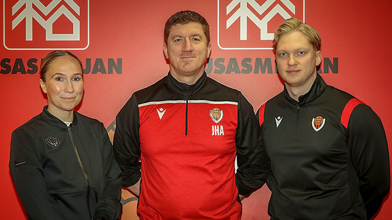 Lára og Mikael sitthvoru megin við John Andrews, yfirþjálfara meistaraflokks kvenna.
