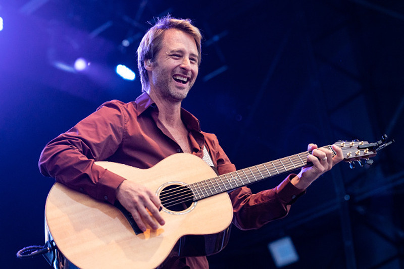 Chesney Hawkes með gítarinn.