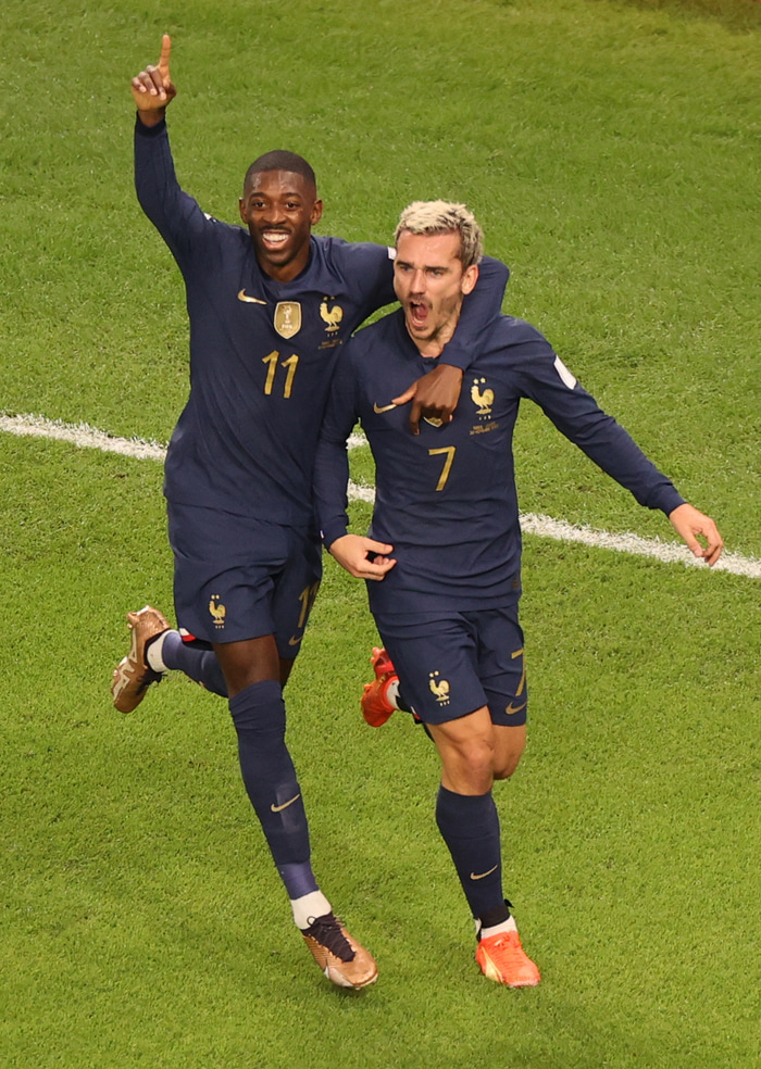Antoine Griezmann fagnar markinu ásamt Ousmane Dembele