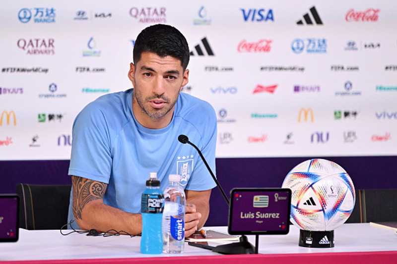Luis Suarez mun spila í Brasilíu næstu tvö árin