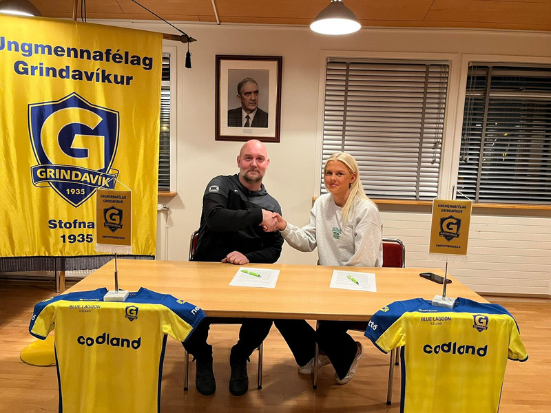 Emma við undirskrift