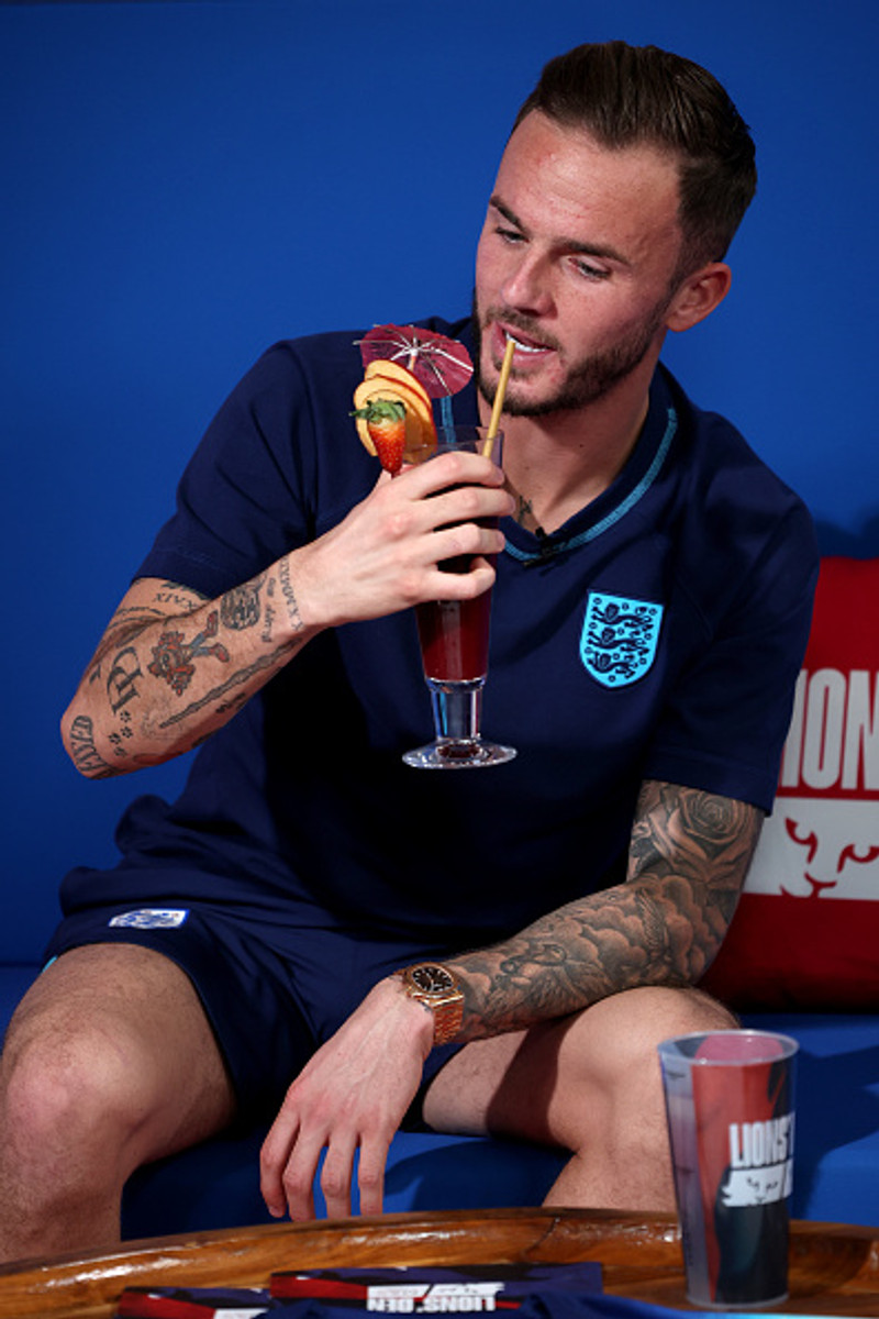 James Maddison slakar á og fær sér kokteil.