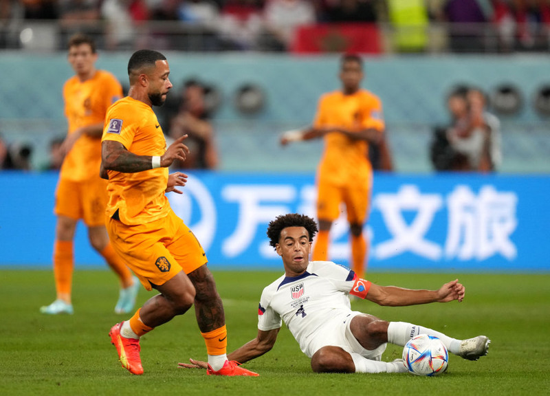 Tyler Adams í baráttunni við Memphis Depay