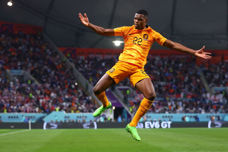 Denzel Dumfries fagnar marki sínu