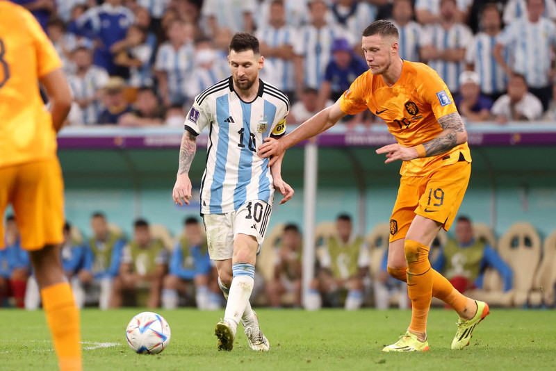 Messi og Weghorst í leiknum í gær.
