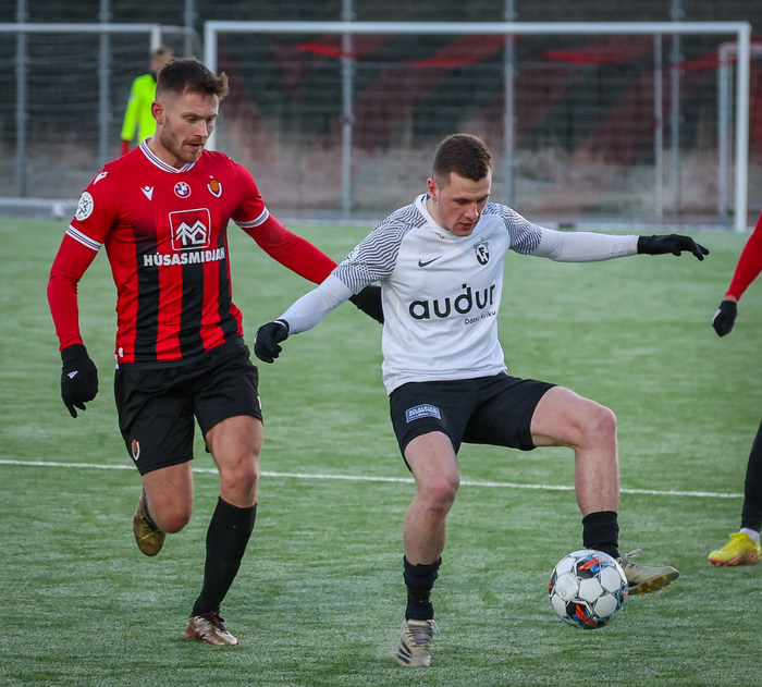 Matthías Vilhjálmsson og Davíð Snær Jóhannsson eigast við í leiknum í dag.