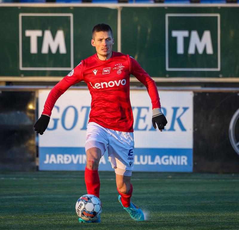 Fyrir þetta tímabil hafði Elfar spilað allan sinn feril á Íslandi hjá Breiðabliki. Erlendis spilaði hann með AEK Aþenu, Stabæk, Horsens og var á mála hjá Randers.