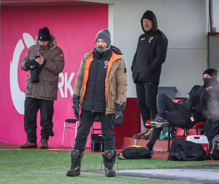 Arnar á hliðarlínunni í dag.