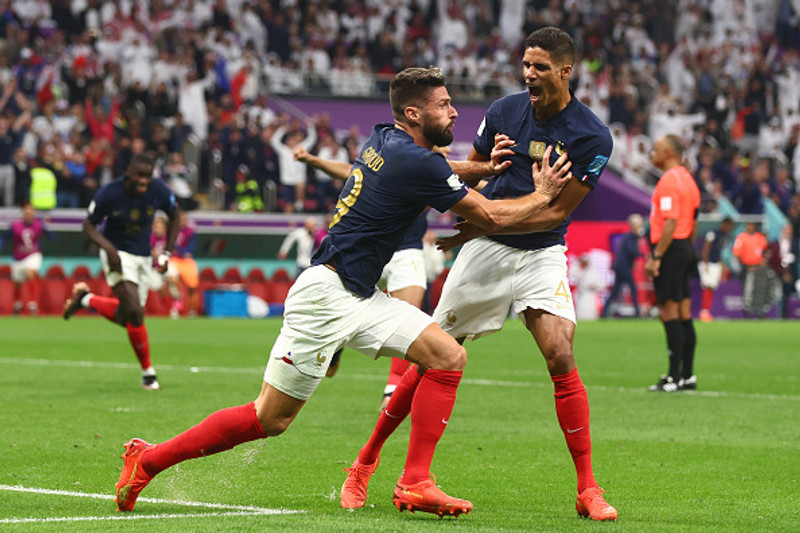 Giroud fagnar sigurmarki sínu.