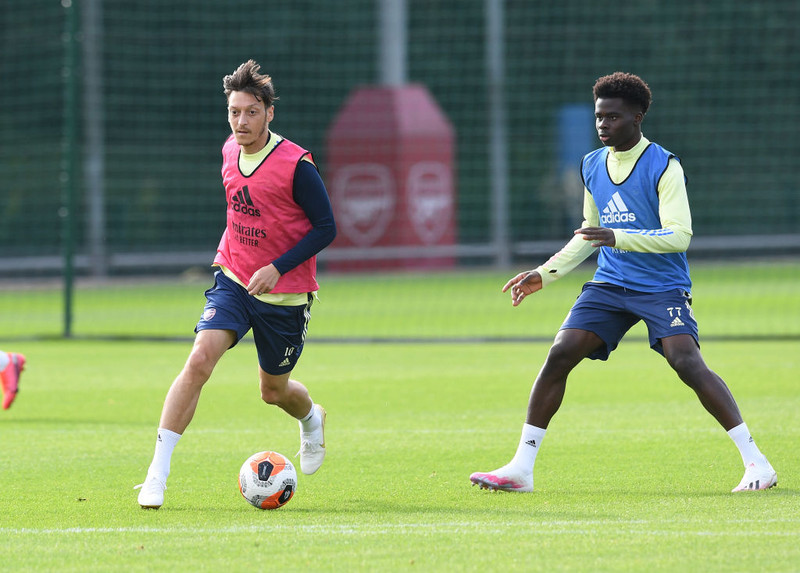 Özil hrósar Saka: Englendingar þurfa ekki að skammast sín