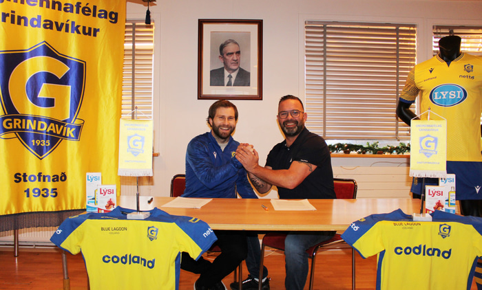 Óskar Örn handsalar samninginn við Grindavík í dag.
