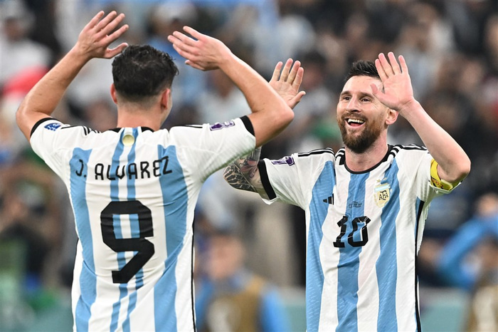 Alvarez og Messi fagna.