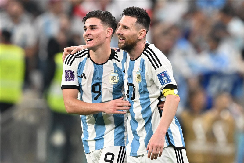 Julian Alvarez og Lionel Messi.