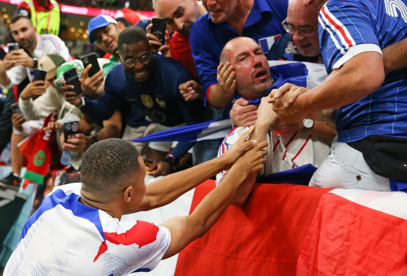 Mbappe dúndraði bolta í stuðningsmann - Baðst afsökunar um leið