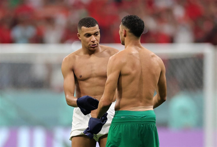Kylian Mbappe skiptir á treyjum við Achraf Hakimi.