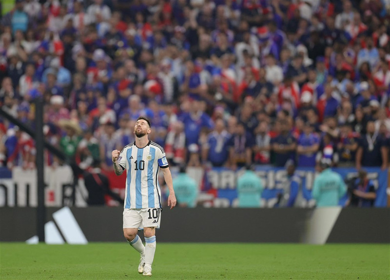 Argentína leiðir með marki úr víti frá Messi - Klaufalegt brot hjá Dembele