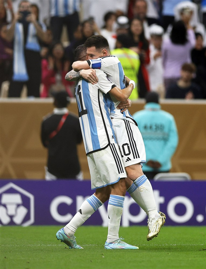Messi og Di María fagna
