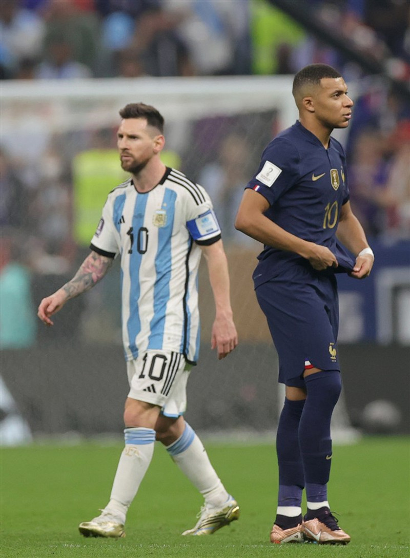 Lionel Messi hafði betur gegn liðsfélaga sínum, Kylian Mbappe