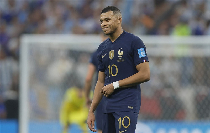 Kylian Mbappe verður með fyrirliðabandið gegn Hollendingum