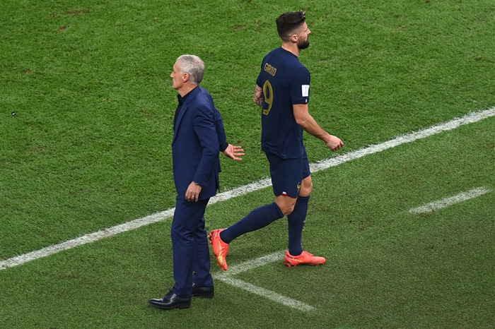 Olivier Giroud fór af velli í fyrri hálfleik