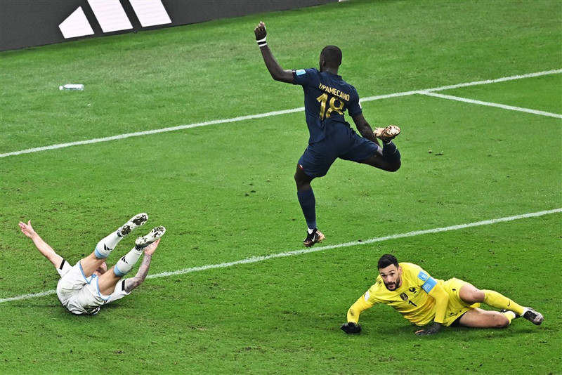 Dayot Upamecano var bjargvættur Frakka í fyrri hálfleik framlengingar