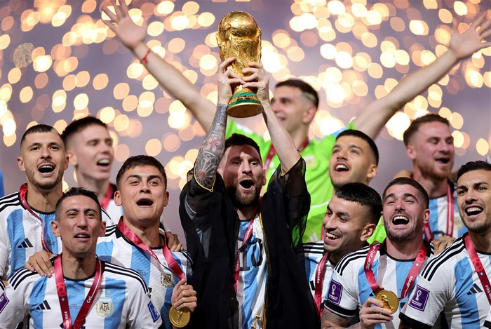 Messi með bikarinn.
