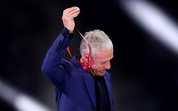 Didier Deschamps tók af sér medalíuna eftir leikinn