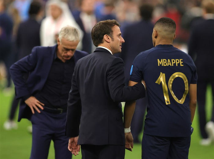 Deschamps með Emmanuel Macron, forseta Frakklands, og Kylian Mbappe