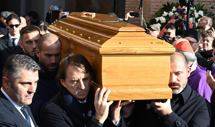 Mancini og Stankovic með kistuna.